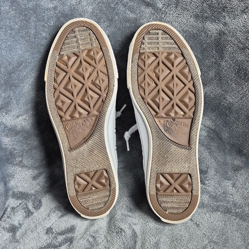 Converse Women's 8 Grey and White Scrunch Sneaker - Picture 7 of 8
